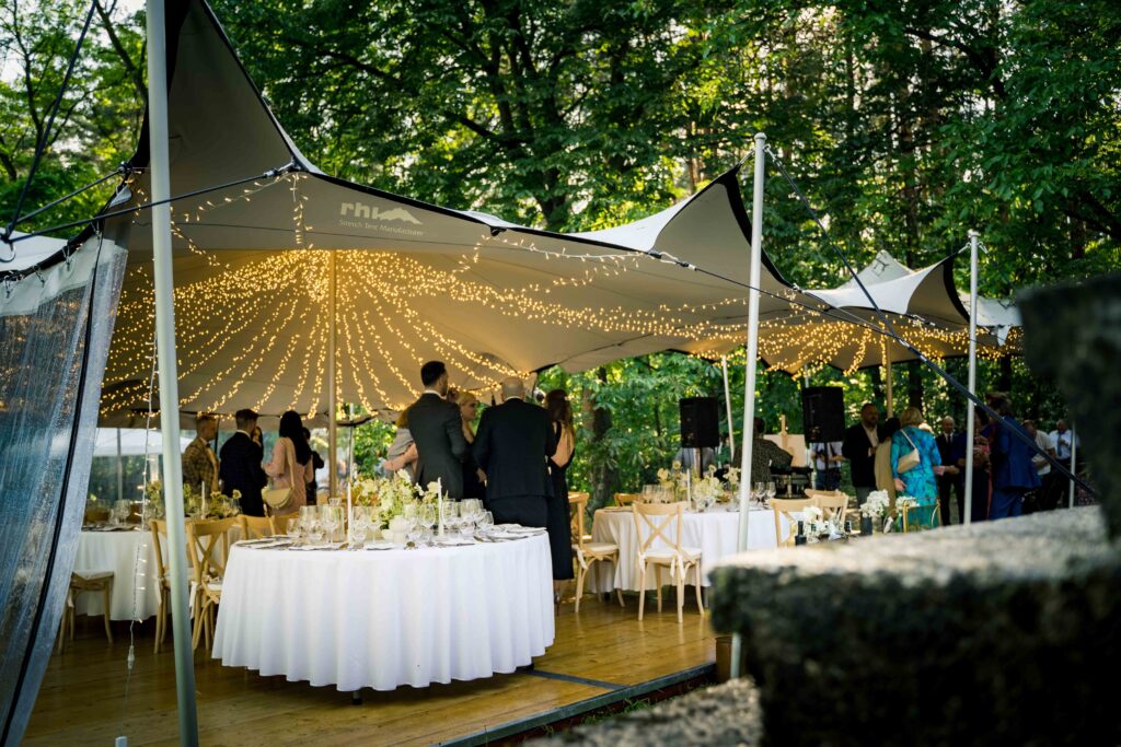 tente nomade et tables rondes décorées